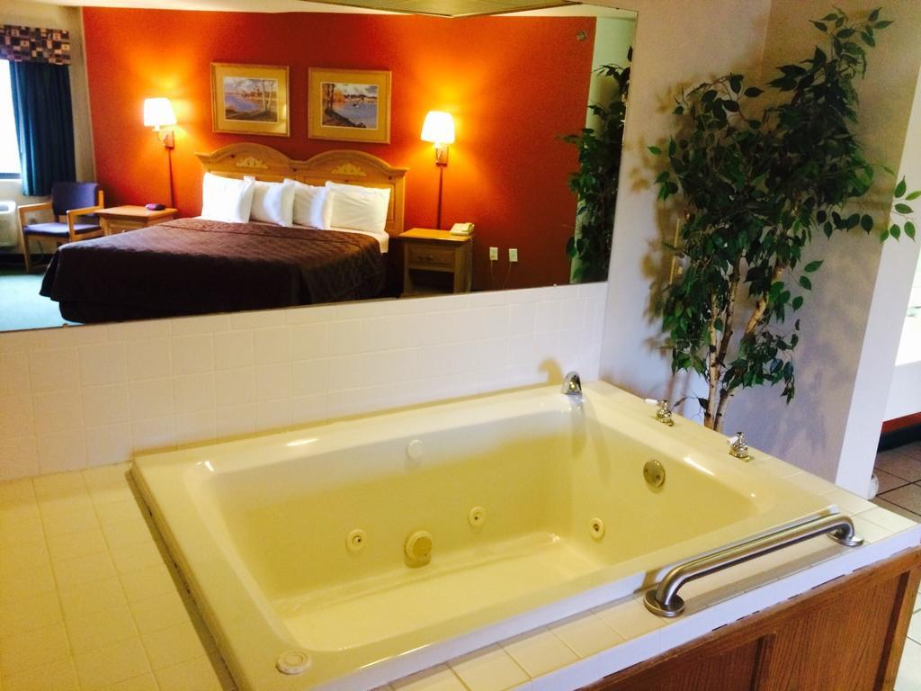 Regency Inn And Suites Stilwell Habitación foto